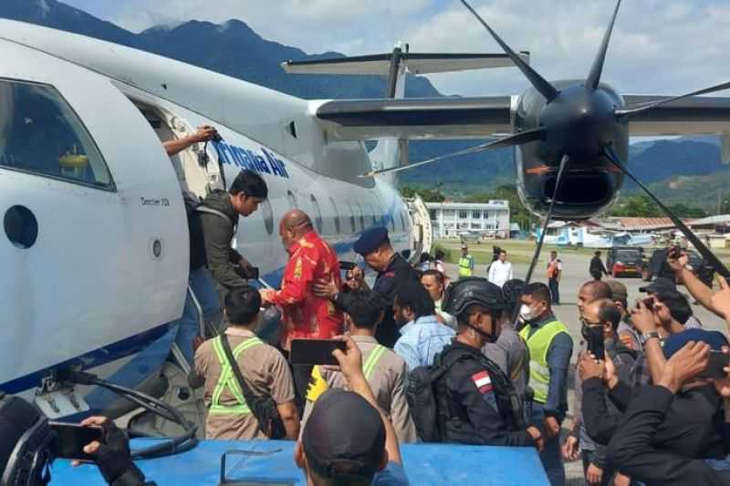 Gubernur Papua Lukas Enembe Didampingi Dokter dan Perawat di Penerbangan ke Jakarta