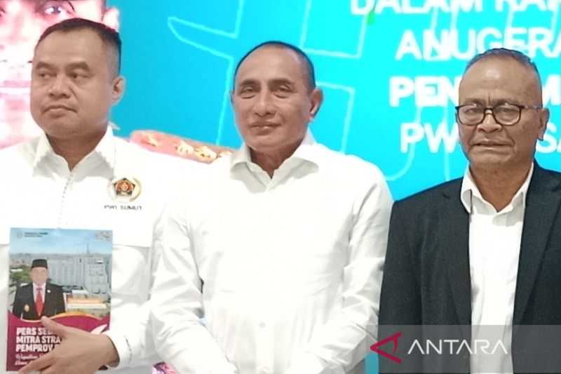 Gubernur Sumut Eddy Rahmayadi Terima Penghargaan Pena Emas dari PWI Pusat