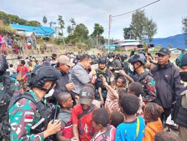 Gunakan Pesawat Kecil, Tak Kenal Takut Jenderal Bintang Dua Ini Sambangi Anak Buah di Lokasi Rawan Konflik di Papua