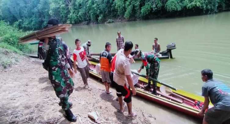 Gunakan Sampan, Prajurit TNI Bantu Evakuasi Jenazah Seorang Nenek