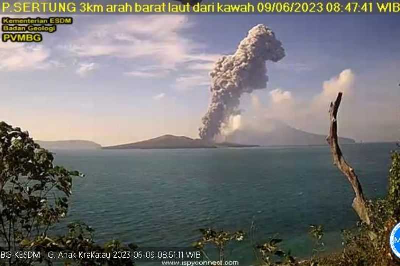 Gunung Anak Krakatau Erupsi Lagi, Semburkan Abu Setinggi 3 Km