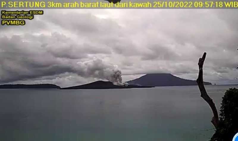 Gunung Anak Krakatau Erupsi Lontarkan Abu Setinggi 150 Meter