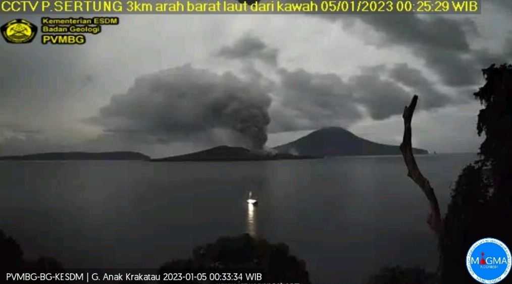 Gunung Anak Krakatau Erupsi, Warga Dimbau Tak Mendekat dalam Radius 5 Km