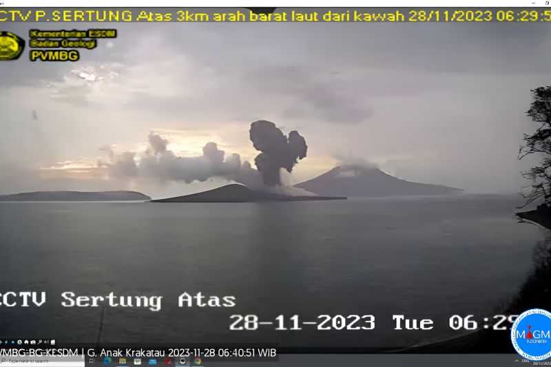 Gunung Anak Krakatau Kembali Luncurkan Abu, Status Siaga