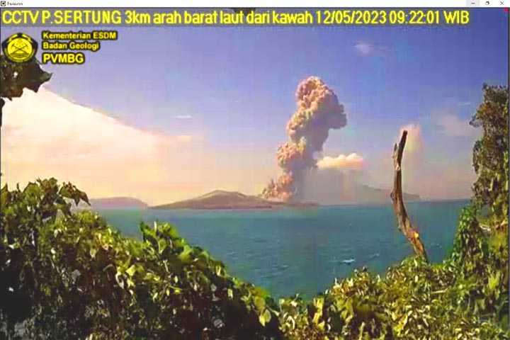 Gunung Anak Krakatau Meletus Lontaran Abu Setinggi 2.500 meter