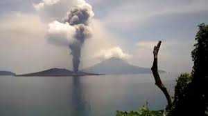 Gunung Anak Krakatau Semburkan Abu Setinggi 750 Meter
