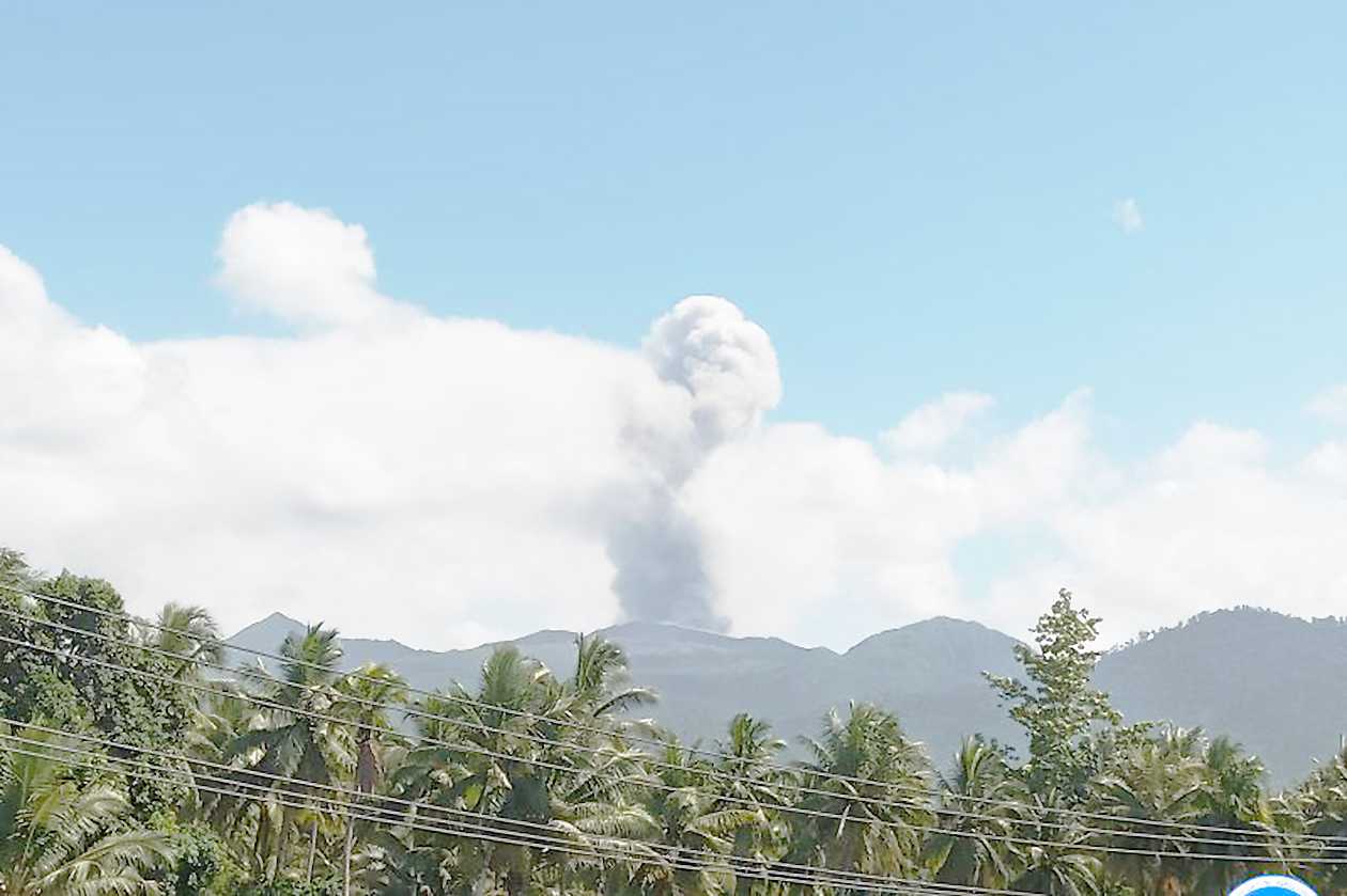 Gunung Dukono Erupsi Lontarkan Abu Vulkanik Setinggi 1,6 Kilometer