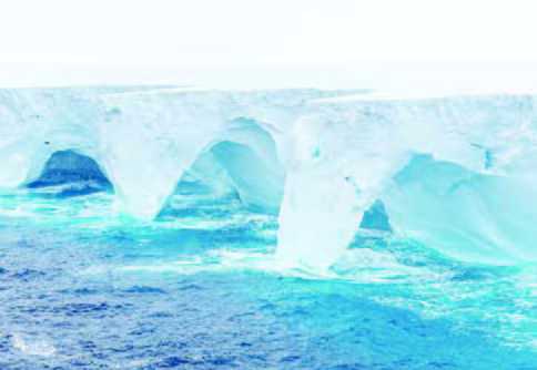 Gunung Es Terbesar di Dunia Pecah Dihantam Ombak
