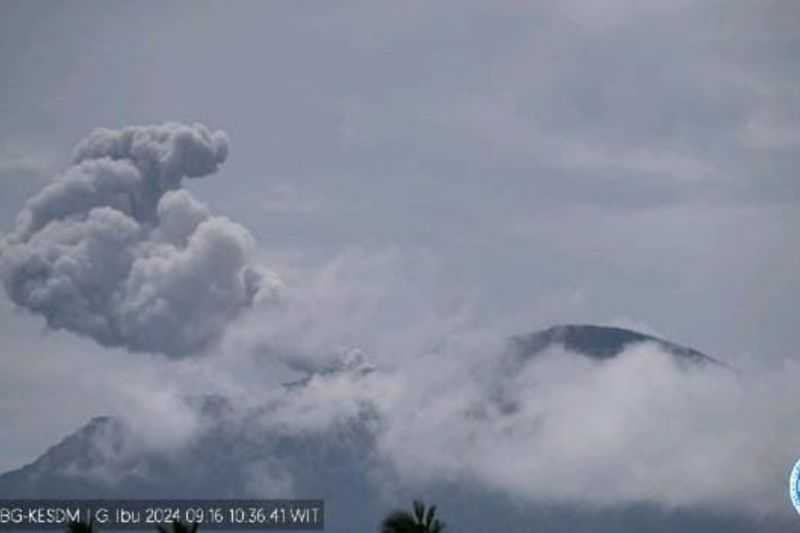 Gunung Ibu di Halmahera Barat Kembali Keluarkan Abu Setinggi 700 Meter