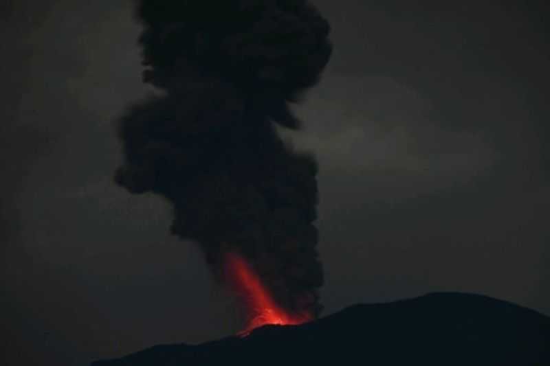 Gunung Ibu di Halmahera Barat Semburkan Lagi Lava Pijar Setinggi 300 Meter