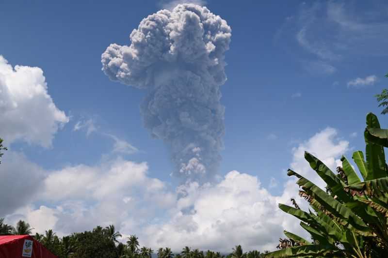 Gunung Ibu di Maluku Utara Kembali Meletus