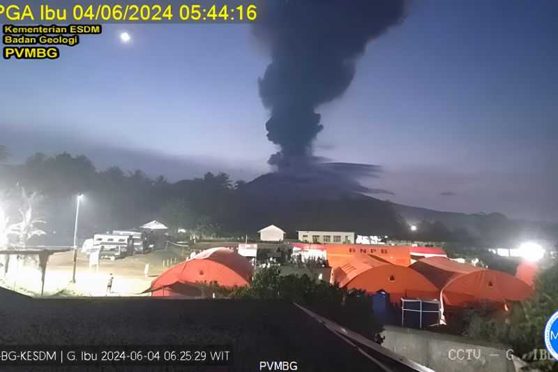 Gunung Ibu Erupsi, Awan Abu Membumbung Setinggi Lima Kilometer