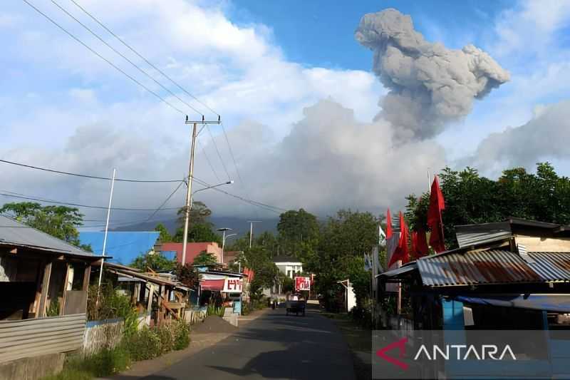 Gunung Ibu erupsi luncurkan lava pijar sejauh satu kilometer