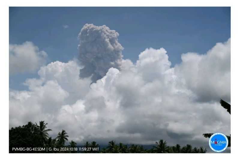 Gunung Ibu Keluarkan Abu Setinggi 1,5 Kilometer