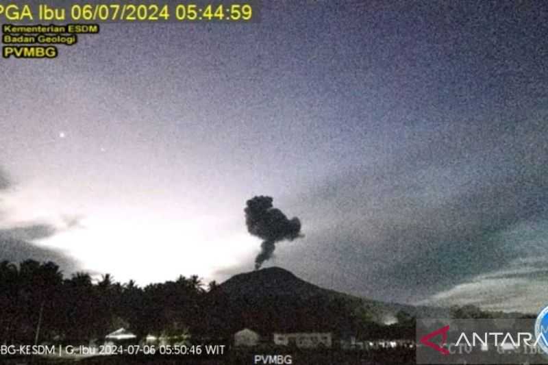 Gunung Ibu Meletus Lagi Pagi Ini, Hembuskan Abu Setinggi 1 Km