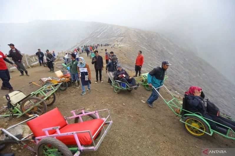 Gunung Ijen Berstatus Waspada, Suhu Kawah Meningkat, Bau Belerang Menyengat