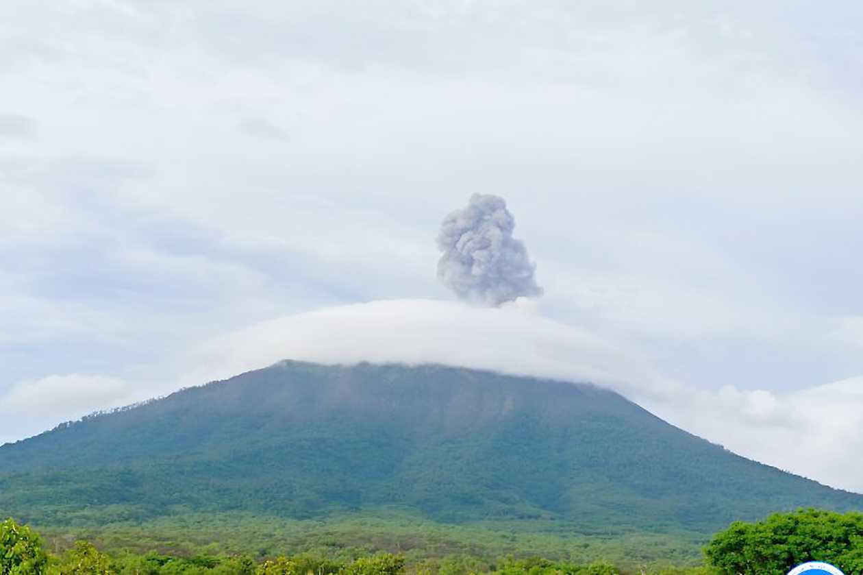 Gunung Ili Lewotolok Erupsi Lontarkan Abu Vulkanik Setinggi 1.000 meter