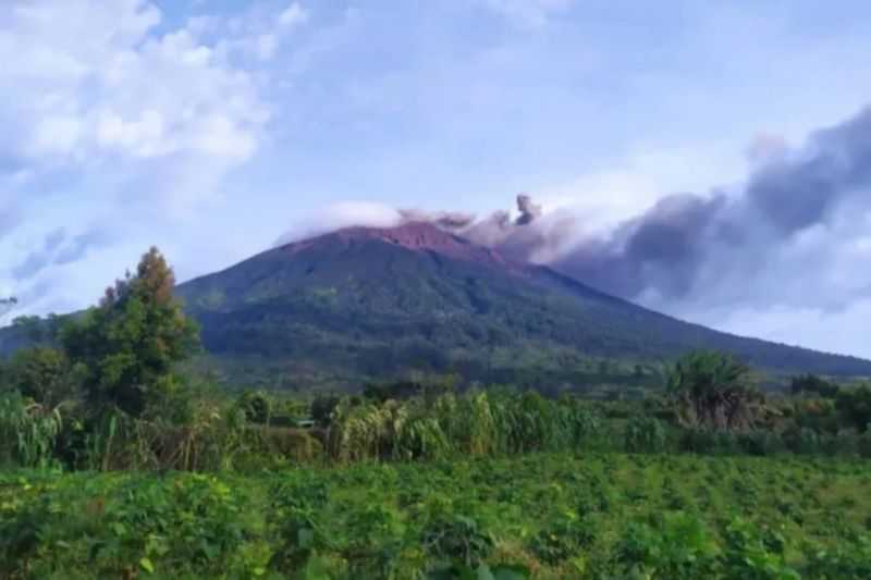 Gunung Kerinci Erupsi Keluarkan Abu Setinggi 700 Meter