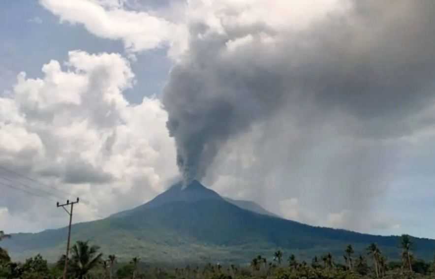 Gunung Lewotobi Erupsi Besar, Badan Geologi Tetapkan Zona Bahaya 3 Km