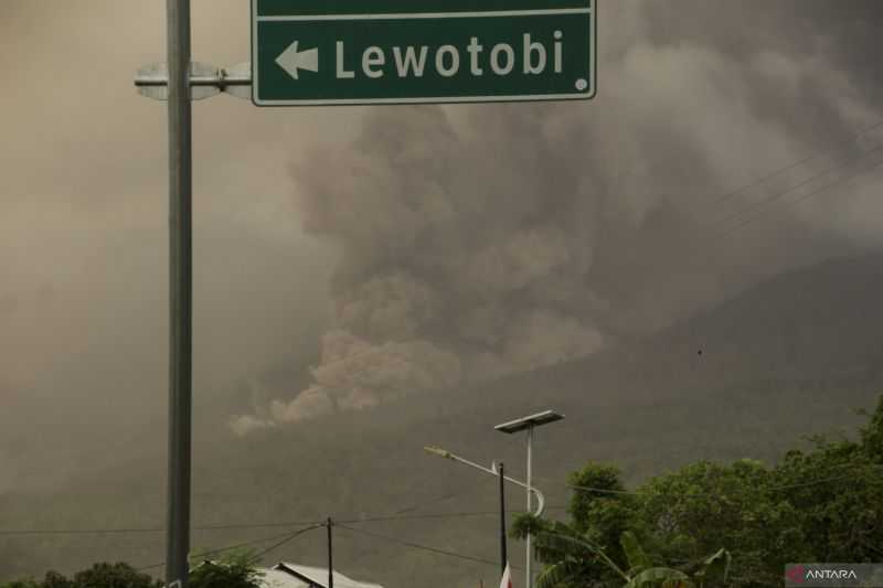 Gunung Lewotobi Erupsi, Polisi Buka Tutup Jalan Trans Flores