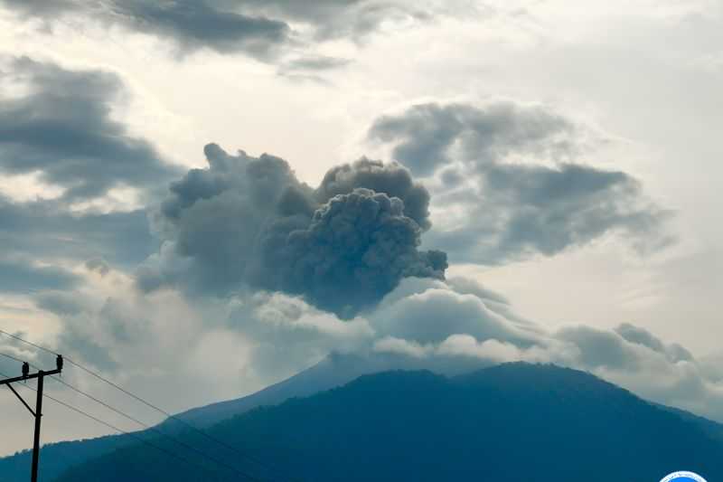 Gunung Lewotobi Kembali Lontarkan Abu Vulkanik