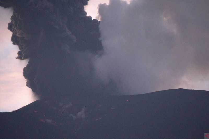 Gunung Marapi Erupsi, Hujan Abu Vulkanik di Sekitar Lereng