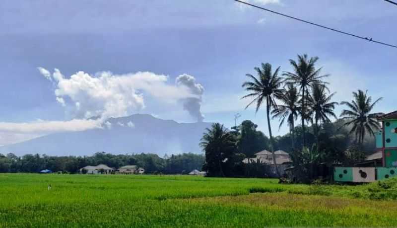 Gunung Marapi Sumbar Kembali Erupsi, Lontarkan Abu Setinggi 1 Kilometer