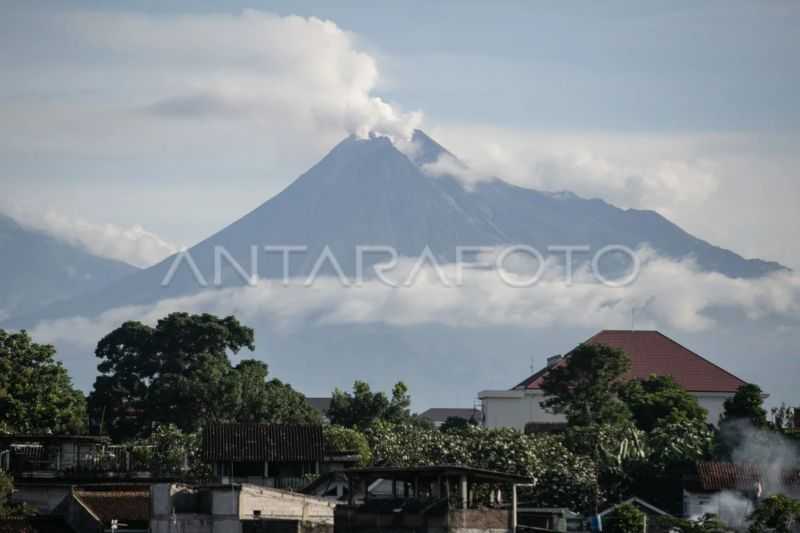 Gunung Merapi Alami 14 Kali Gempa Guguran pada Jumat Pagi