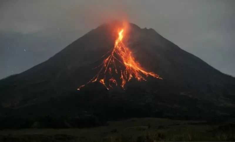 Gunung Merapi  Keluarkan Guguran Lava Sejauh 1.700 Meter