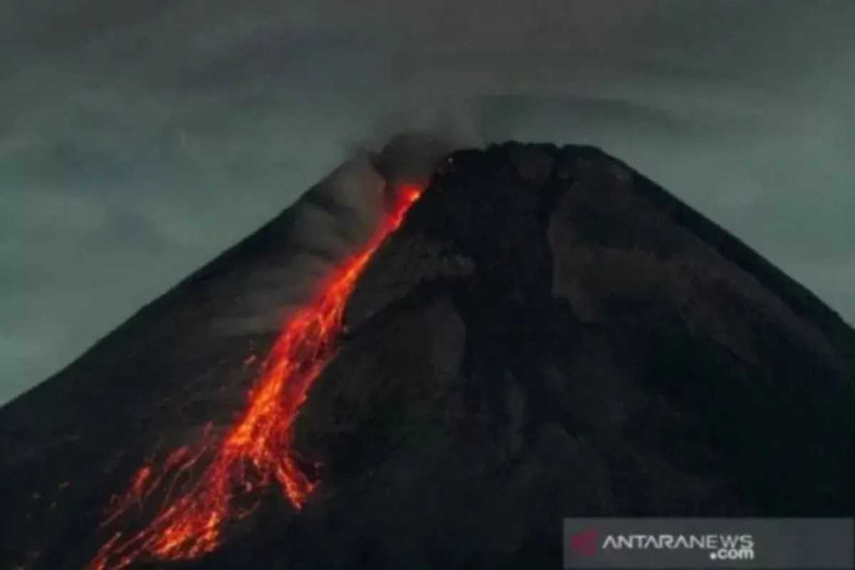 Gunung Merapi Luncurkan 21 Kali Guguran Lava ke Arah Kali Bebeng