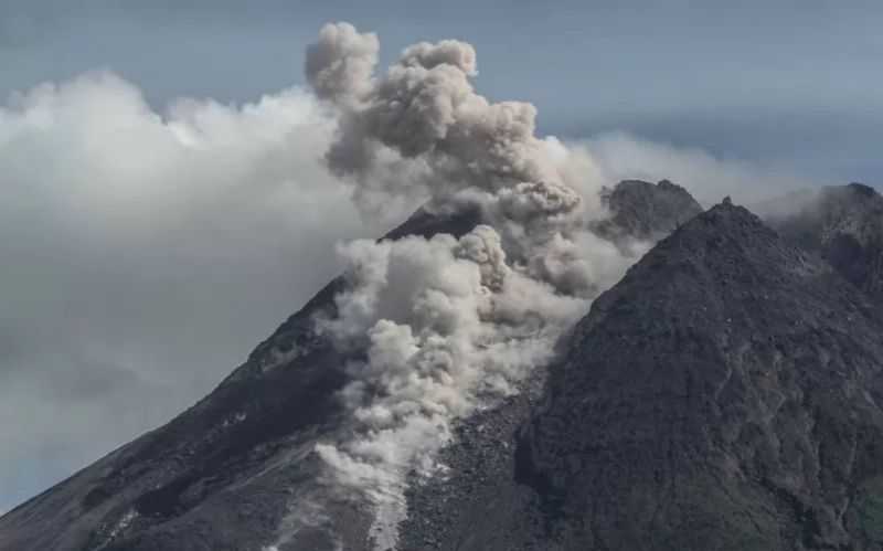 Gunung Merapi Luncurkan Awan Panas Guguran Beruntun