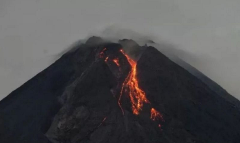 Gunung Merapi Luncurkan Dua Guguran Lava Selama Sepekan