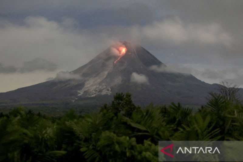 Gunung Merapi Luncurkan Lava Pijar 15 Kali