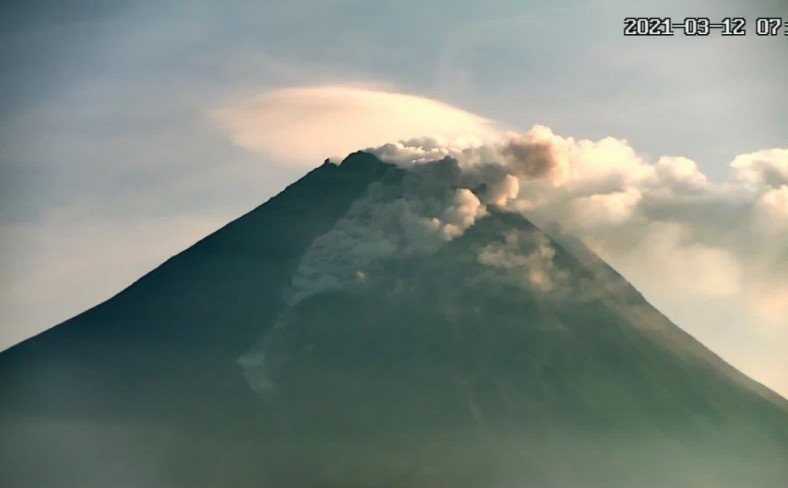 Gunung Merapi Meluncurkan Awan Panas Guguran Pada Jumat Pagi