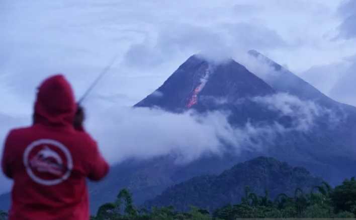 Gunung Merapi Meluncurkan Guguran Lava Pijar Sejauh 1.400 Meter