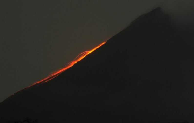 Gunung Merapi Meluncurkan Guguran Lava Pijar Sejauh 1 Km
