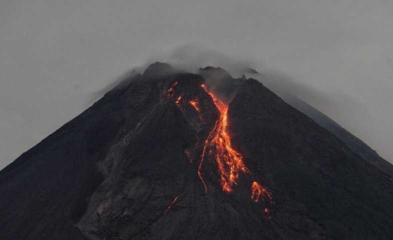 Gunung Merapi Meluncurkan Lima Kali Guguran Lava Pijar ke Barat Daya