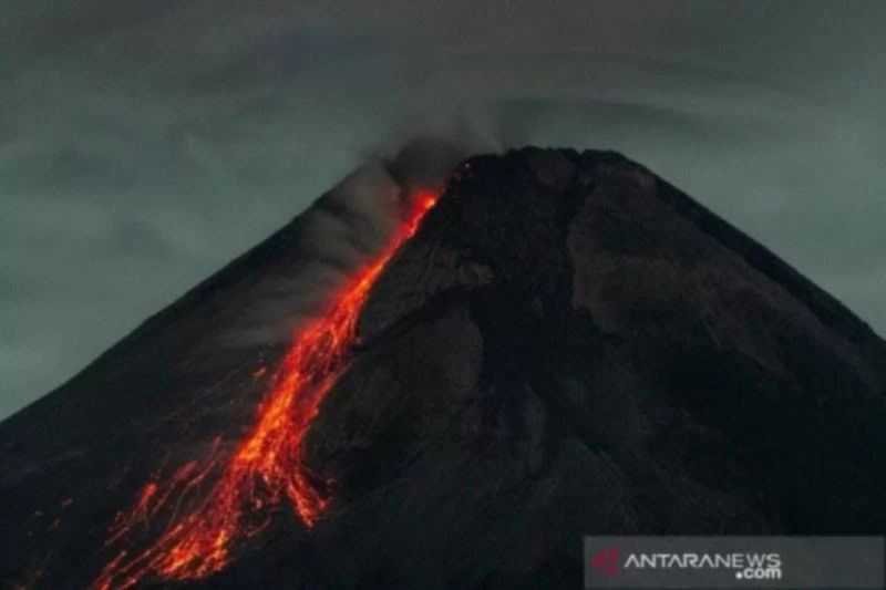 Gunung Merapi Muntahkan 16 Kali Guguran Lava, Status Masih Siaga