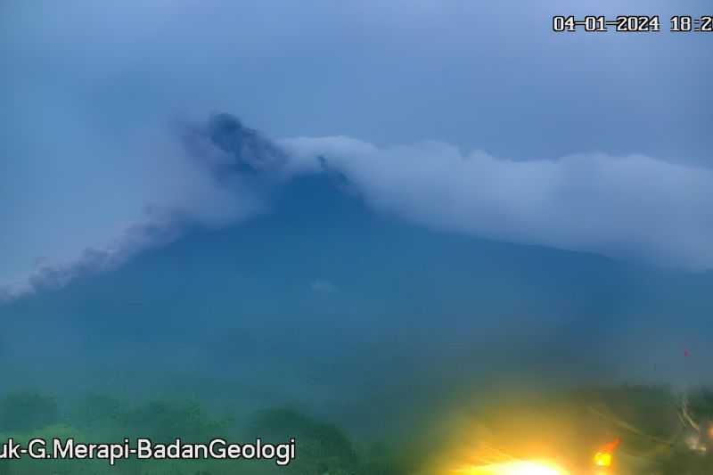 Gunung Merapi Semburkan Awan Panas Sejauh 1,8 Kilometer