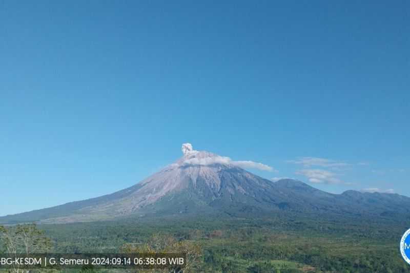 Gunung Semeru Dua Kali Erupsi pada Sabtu Pagi, Warga Diimbau Tetap Waspada