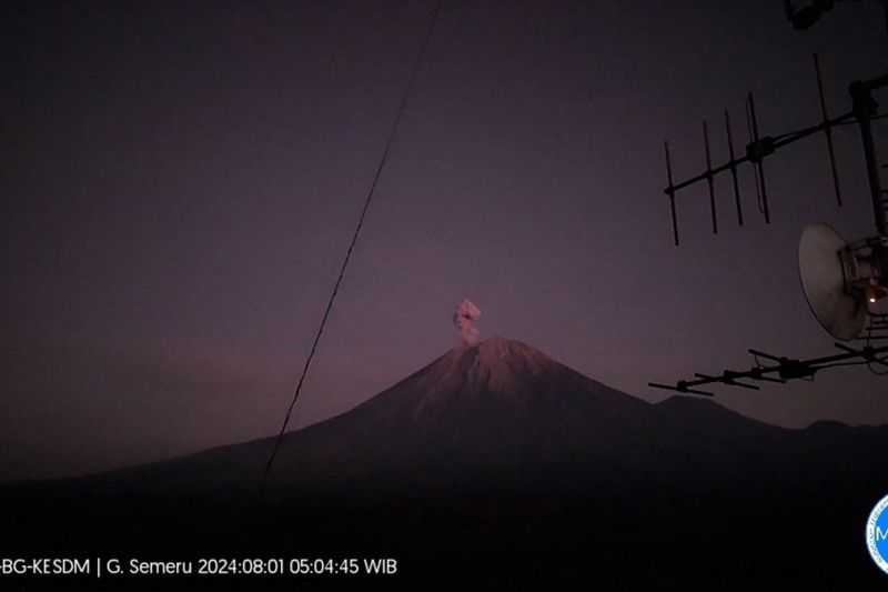 Gunung Semeru Erupsi 139 Detik, Warga Dilarang Aktivitas di Radius 3 Km dari Kawah