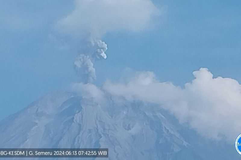 Gunung Semeru Erupsi dengan Lontarkan Abu Vulkanik