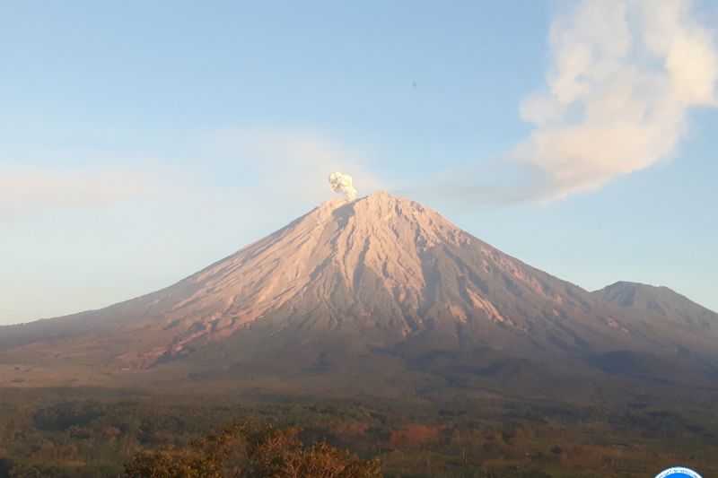 Gunung Semeru Erupsi Dua Kali pada Jumat Pagi