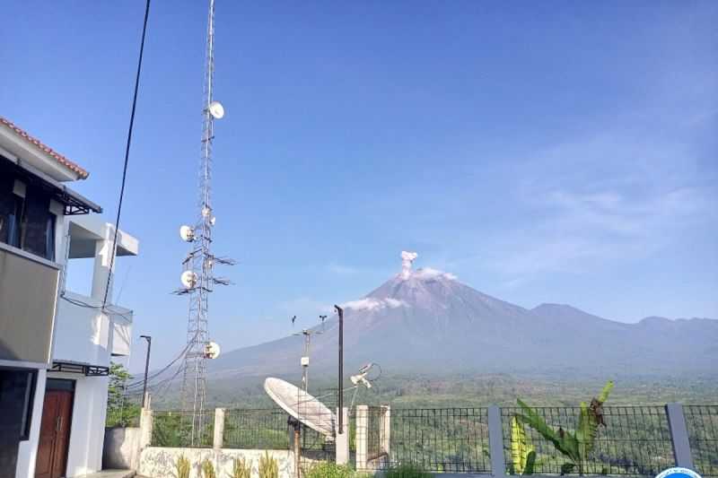 Gunung Semeru Erupsi Enam Kali pada Sabtu Pagi, Status Masih Waspada