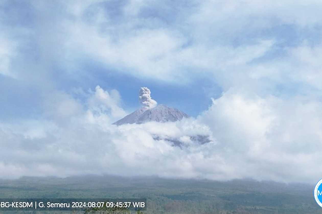 Gunung Semeru Erupsi Terus Menerus