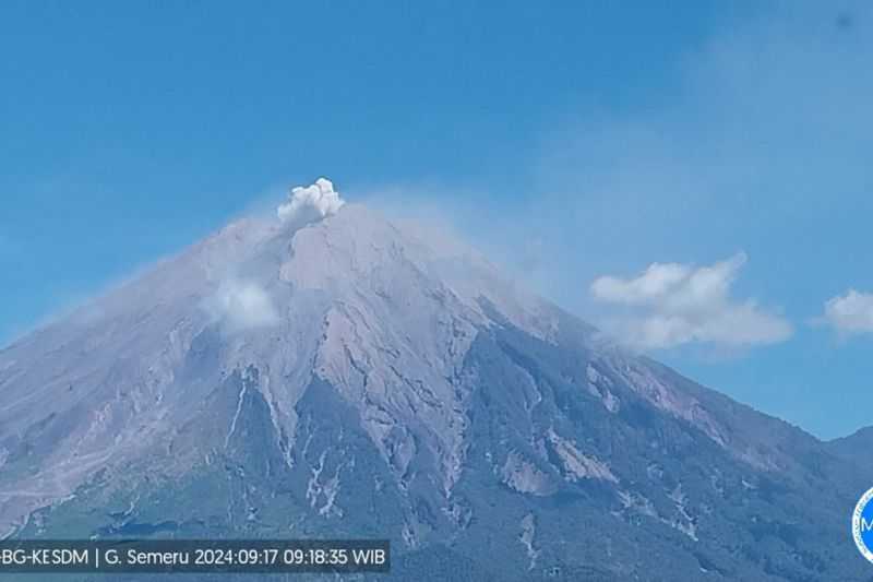 Gunung Semeru Erupsi Terus Menerus dengan Ketinggian hingga 500 Meter