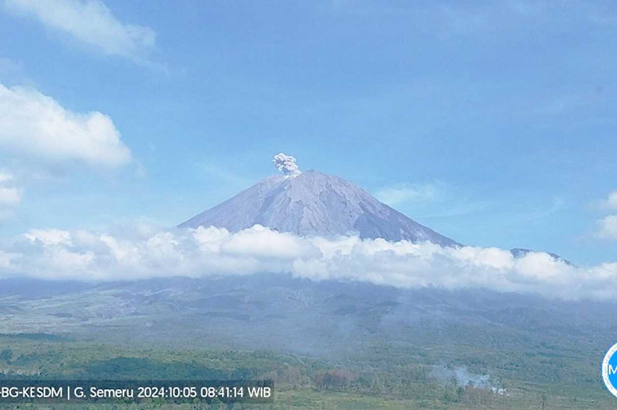 Gunung Semeru Erupsi Tujuh Kali