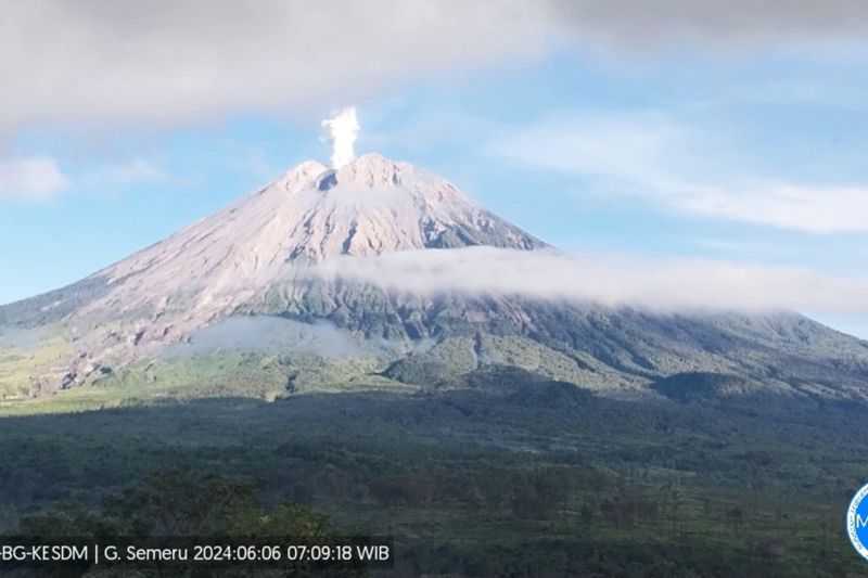 Gunung Semeru Kembali Erupsi, Lontarkan Abu Setinggi 800 Meter