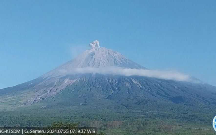 Gunung Semeru Kembali Erupsi, Lontarkan Abu Setinggi 900 Meter