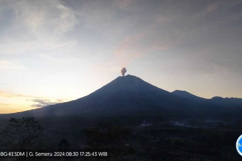 Gunung Semeru Kembali Erupsi, Warga Dilarang Beraktivitas di Radius 8 Kilometer